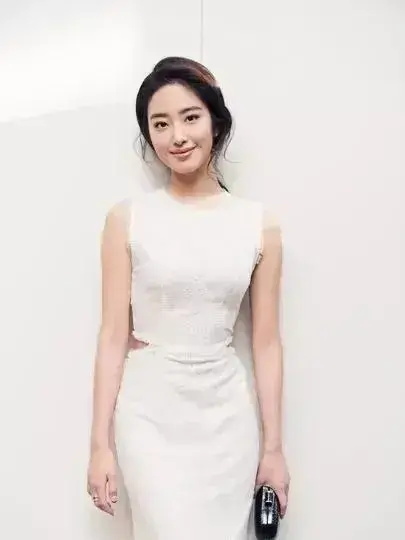 港风美女气质惹人爱：杨采钰高清气质图片合集