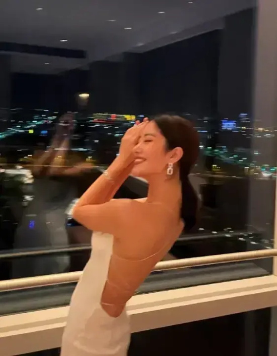 港风美女气质惹人爱：杨采钰高清气质图片合集