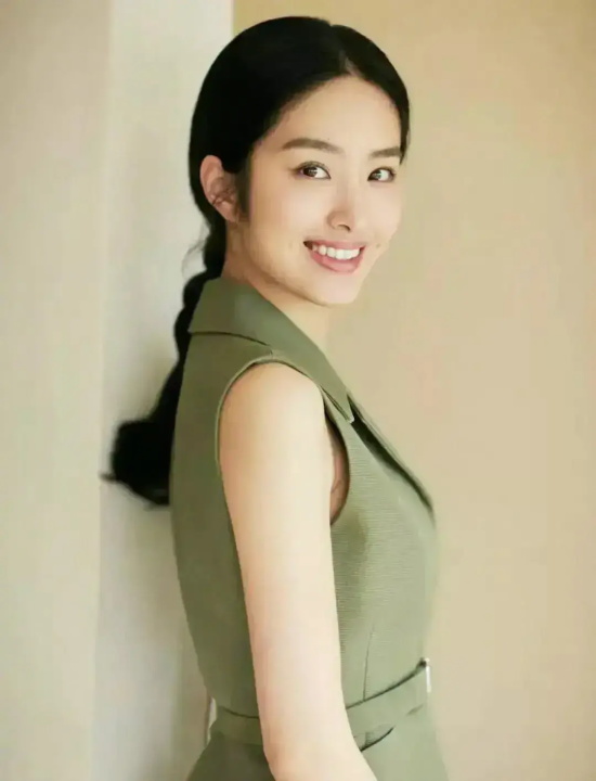 港风美女气质惹人爱：杨采钰高清气质图片合集
