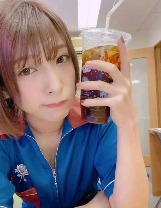 双性混合体阿部乃美久写真分享，九州地区最闪亮的花！