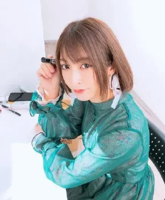 双性混合体阿部乃美久写真分享，九州地区最闪亮的花！