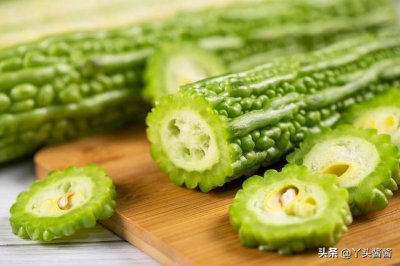 ​炒苦瓜时，用盐腌制去苦味就错了，教你这样做，苦瓜清脆亮绿不苦