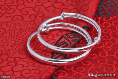 ​身上的银饰变黑，是吸收了“毒素”？真相是这3个