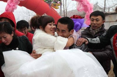 ​伴娘被群众拔了衣服视频哪有 婚闹到底能有多离谱