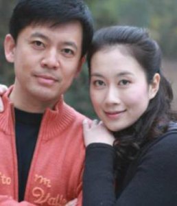 ​何政军几个妻子是谁何政军的妻子个人资料