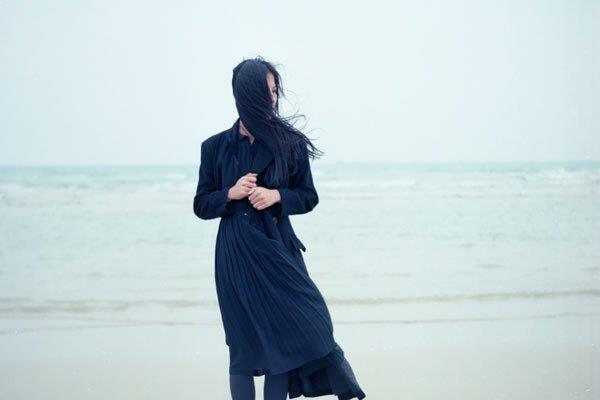 王动女生坐在马桶上抽烟 是艺术的展示还是低俗的表现