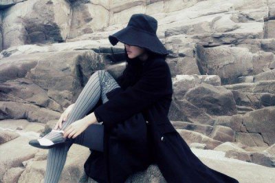​王动女生坐在马桶上抽烟是艺术的展示还是低俗的表现