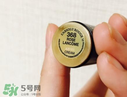 兰蔻菁纯唇膏小红色是什么颜色？兰蔻小红色好看吗