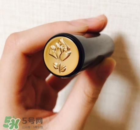 兰蔻菁纯唇膏小红色是什么颜色？兰蔻小红色好看吗