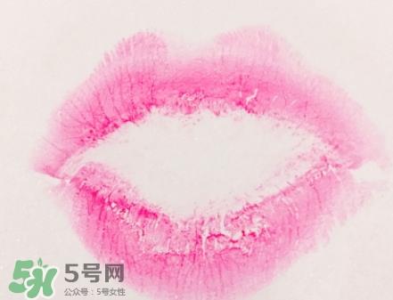 兰蔻菁纯唇膏小红色是什么颜色？兰蔻小红色好看吗