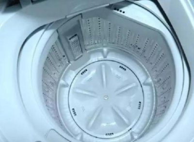 ​洗衣机半年不洗内部很脏 家政阿姨支招洗衣服更干净