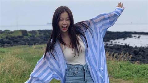 男人忙于工作女人渴望陪伴
