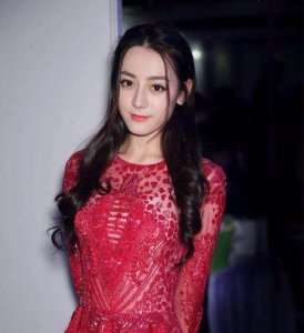 ​迪丽热巴被问杨幂给她发多少薪水，硬核回答，已经很有诚意了