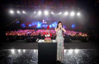 ​迪丽热巴生日会大跳热舞 泪洒现场自曝曾经自卑过