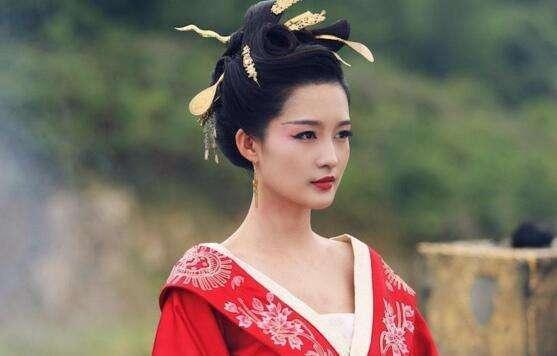 李沁素颜现身北京机场被围观 四招告别敏感肌 网友：本人好看极了