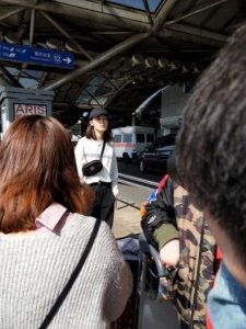 ​李沁素颜现身北京机场被围观 四招告别敏感肌 网友：本人好看极了