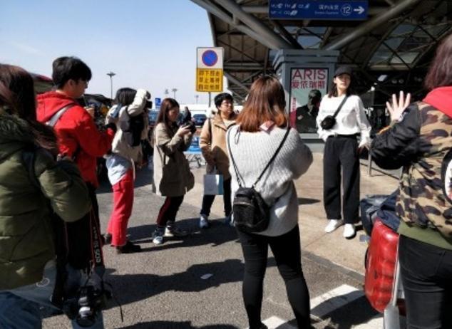 李沁素颜现身北京机场被围观 四招告别敏感肌 网友：本人好看极了