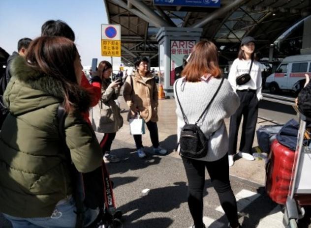 李沁素颜现身北京机场被围观 四招告别敏感肌 网友：本人好看极了