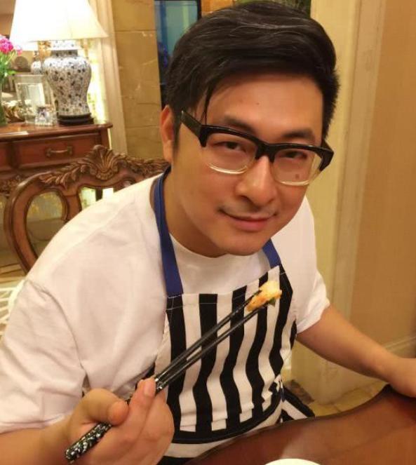 李湘晒出自己的豪宅，家里有人工湖和小桥，日常生活更像是皇太后