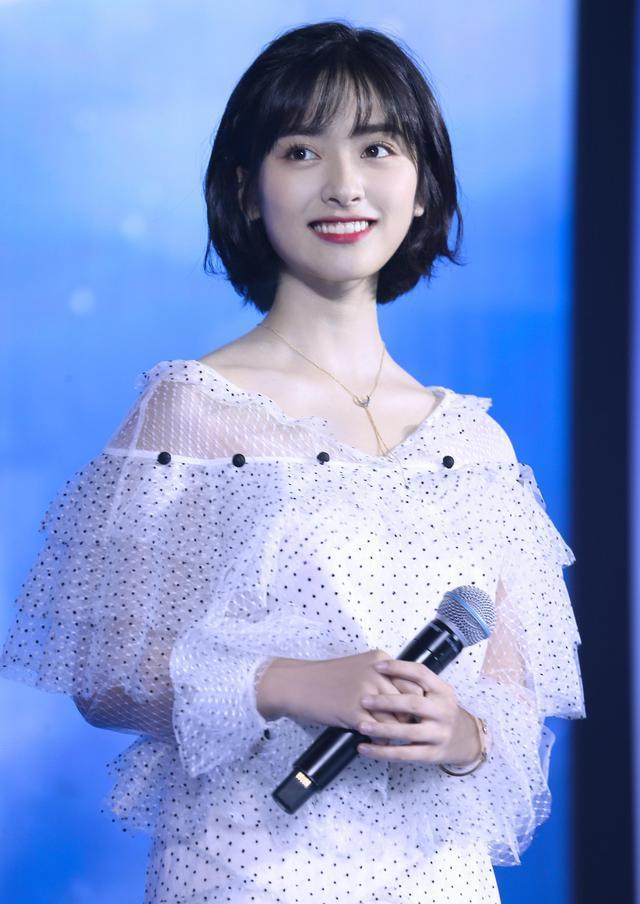 沈月终于将头发扎起来了，扎丸子头俏皮又可爱