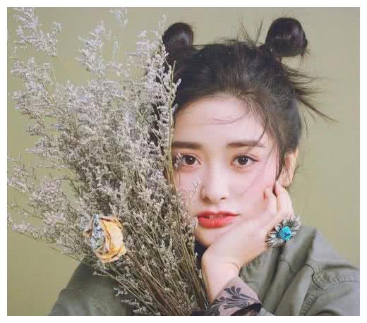 沈月的经纪人已经很美了，但是看到肖战的经纪人，粉丝担心吗？