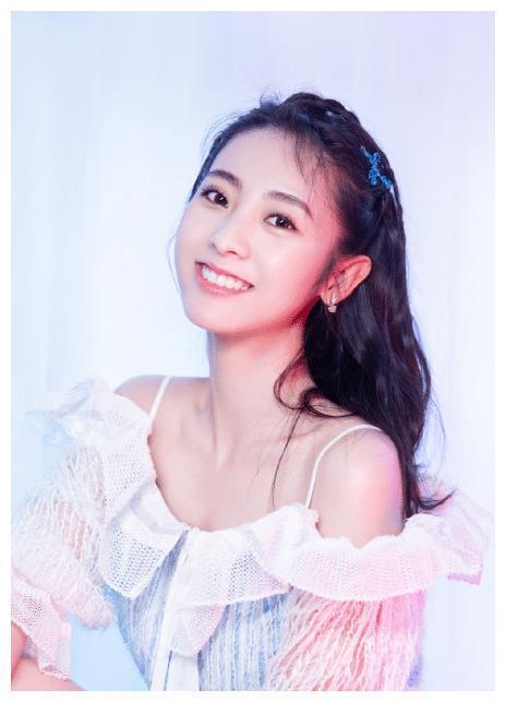 沈月的经纪人已经很美了，但是看到肖战的经纪人，粉丝担心吗？