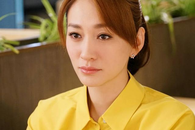 她20岁当上央视主持人，如今儿子已16岁了，而她45岁却似少女一般