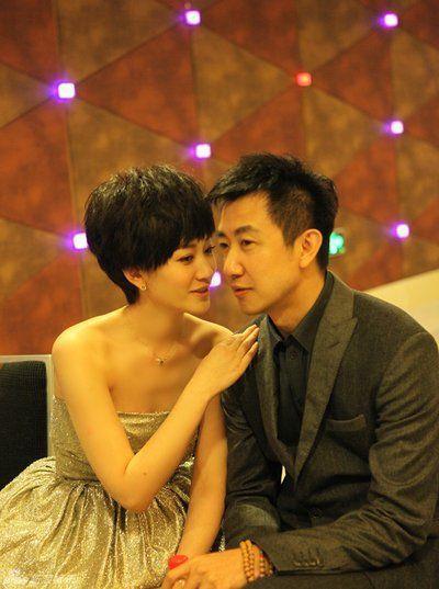她20岁当上央视主持人，如今儿子已16岁了，而她45岁却似少女一般