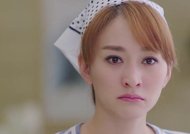 她20岁当上央视主持人，如今儿子已16岁了，而她45岁却似少女一般