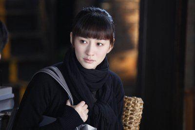 她20岁当上央视主持人，如今儿子已16岁了，而她45岁却似少女一般