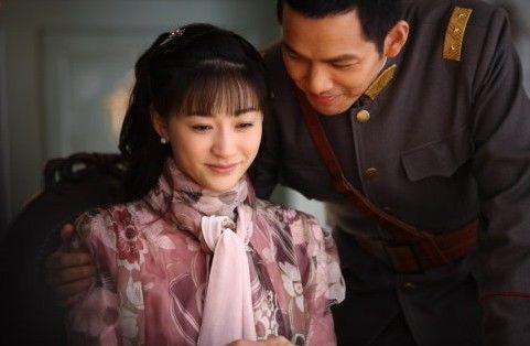 她20岁当上央视主持人，如今儿子已16岁了，而她45岁却似少女一般