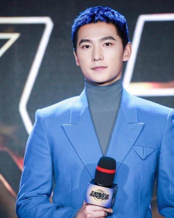 杨洋发福了？还是拍照问题？他的脸不仅肉嘟嘟的，看起来还变方了