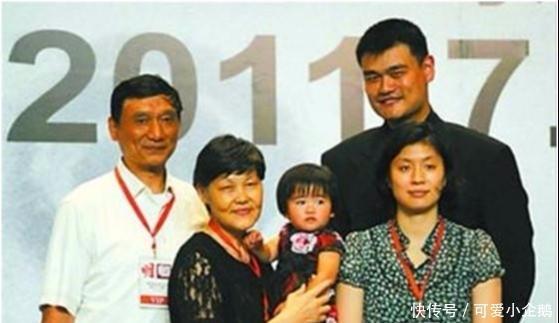 姚明女儿身高失控, 已达姚明胸部, 网友: 找男朋友难啊