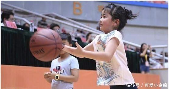 姚明女儿身高失控, 已达姚明胸部, 网友: 找男朋友难啊