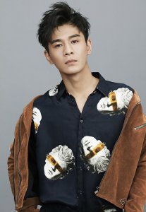 ​乔振宇和老婆李倩一近照，网友：难怪至今也不愿意公开她