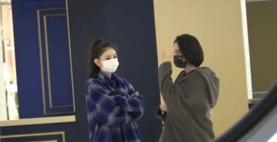 ​欧阳娜娜与好友逛街被拍，拎名牌包显奢华，引起网友热议
