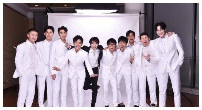 ​华晨宇晒快男合照：花花最火，于朦胧成演员，其他人已变路人