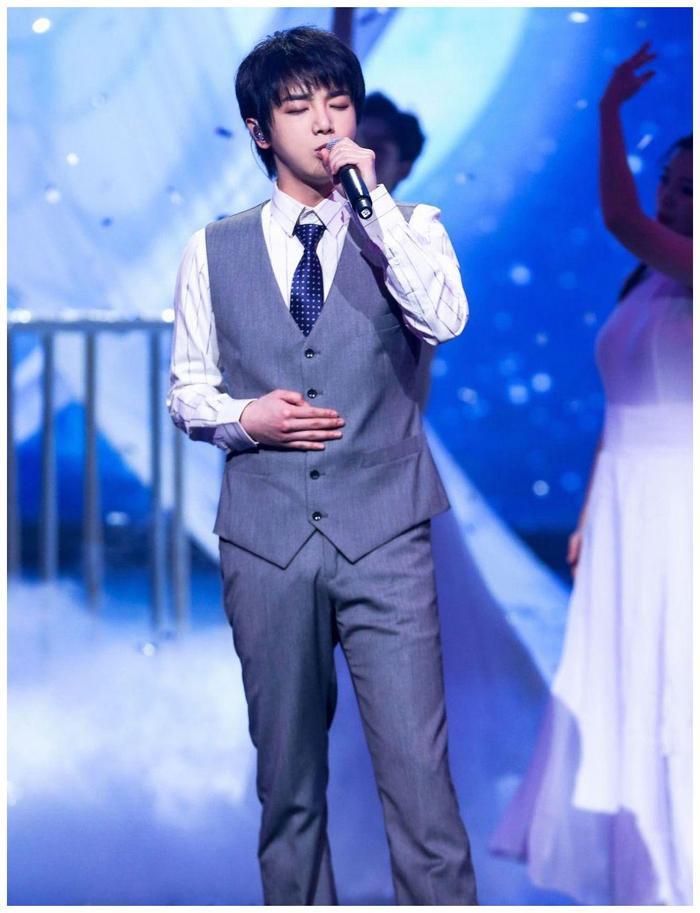 华晨宇晒快男合照：花花最火，于朦胧成演员，其他人已变路人