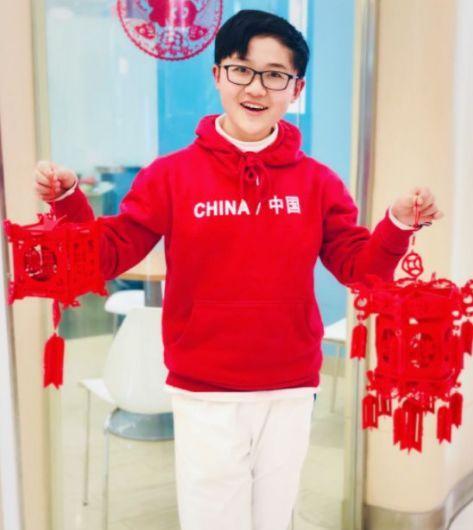 大家还记得《还珠格格》中的东儿吗？如今他22岁，却长得像十岁