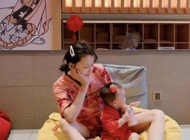 有种“遗传”叫董子健孙怡的女儿，正面照曝光太可爱了！