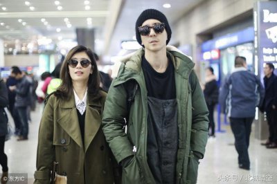 ​贾静雯与修杰楷现身机场，宛如20岁少女，这就是嫁给爱情的样子