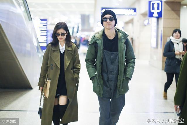 贾静雯与修杰楷现身机场，宛如20岁少女，这就是嫁给爱情的样子