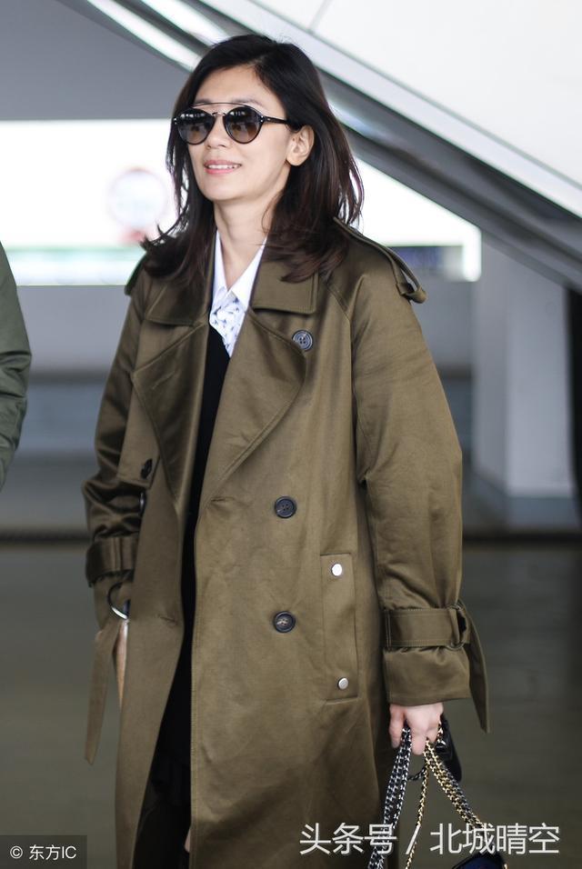 贾静雯与修杰楷现身机场，宛如20岁少女，这就是嫁给爱情的样子