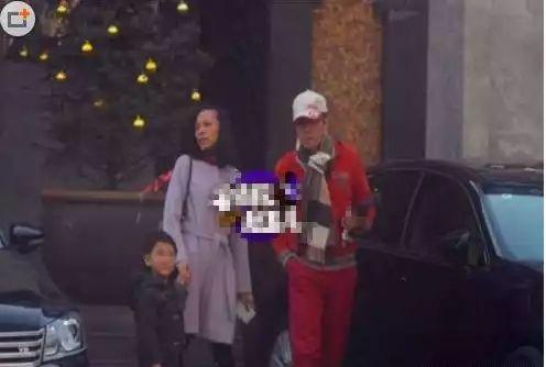 48岁蔡国庆全家近照，妻子身材高挑气质优雅，儿子长相帅气