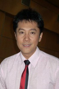 ​48岁蔡国庆全家近照，妻子身材高挑气质优雅，儿子长相帅气