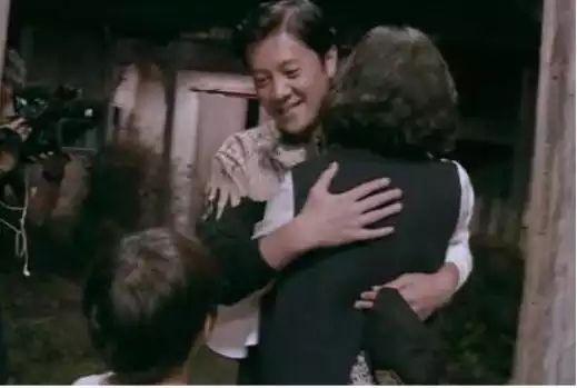48岁蔡国庆全家近照，妻子身材高挑气质优雅，儿子长相帅气