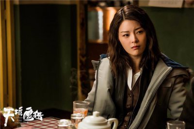 ​王玥兮《天坑鹰猎》曝全新剧照   变身“商Boss”戏里戏外反差萌