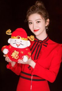 ​景甜一身红裙登上春晚舞台，甜蜜喜庆活力十足，太美了