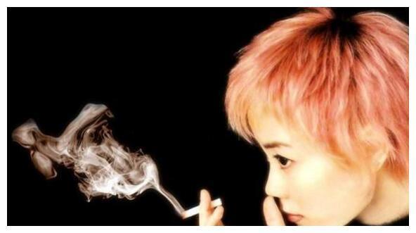 王源首次正面回应抽烟事件，“我错了”！而窦靖童抽烟却被说酷
