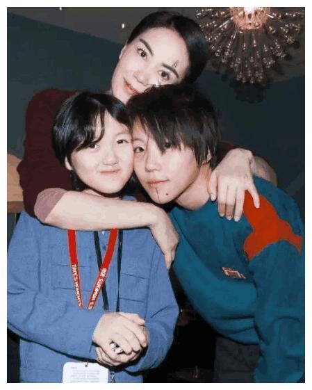 王源首次正面回应抽烟事件，“我错了”！而窦靖童抽烟却被说酷